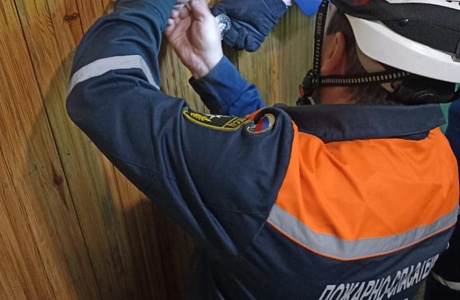 Спасатели помогли женщине получить медицинскую помощь